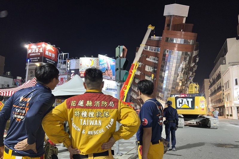 Tim penyelamat mencari korban selamat di sebuah bangunan yang rusak di Hualien, setelah gempa besar melanda bagian timur Taiwan. (via REUTERS/SET TV) Tim penyelamat mencari korban selamat di sebuah bangunan yang rusak di Hualien, setelah gempa besar melanda bagian timur Taiwan. (via REUTERS/SET TV)