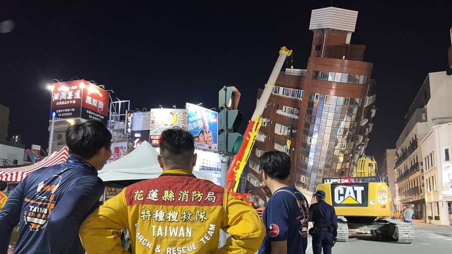 Tim penyelamat mencari korban selamat di sebuah bangunan yang rusak di Hualien, setelah gempa besar melanda bagian timur Taiwan. (AP/Johnson Lai)