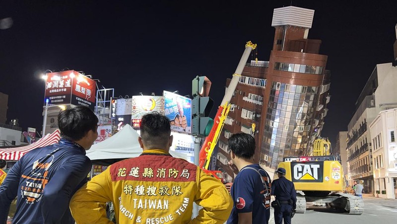 Tim penyelamat mencari korban selamat di sebuah bangunan yang rusak di Hualien, setelah gempa besar melanda bagian timur Taiwan. (via REUTERS/SET TV)