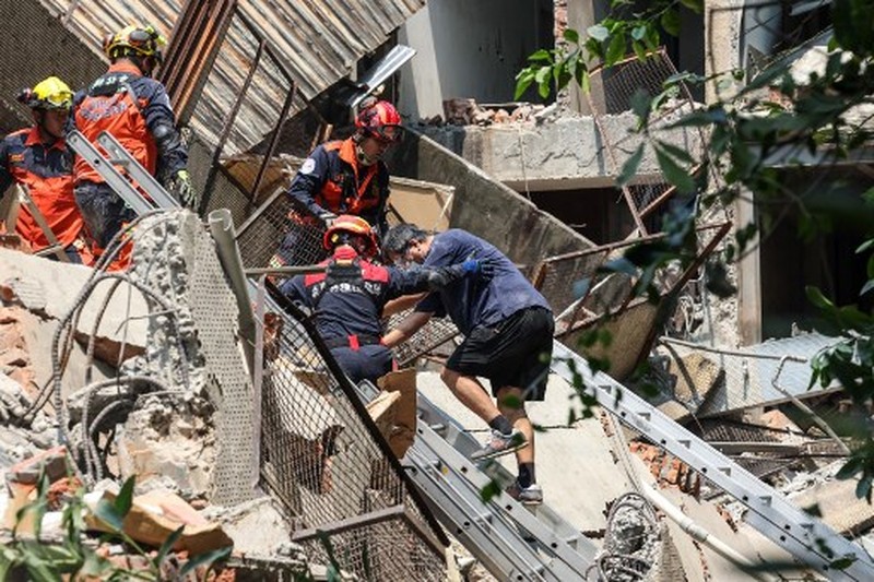 Tim penyelamat mencari korban selamat di sebuah bangunan yang rusak di Hualien, setelah gempa besar melanda bagian timur Taiwan. (via REUTERS/SET TV)