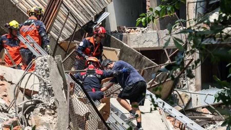 Tim penyelamat mencari korban selamat di sebuah bangunan yang rusak di Hualien, setelah gempa besar melanda bagian timur Taiwan. (via REUTERS/SET TV)