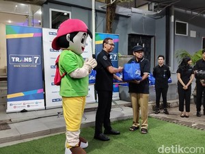Ramadan Berbagi, TRANS7 Bagikan Sembako dan Paket Buka Puasa ke Warga