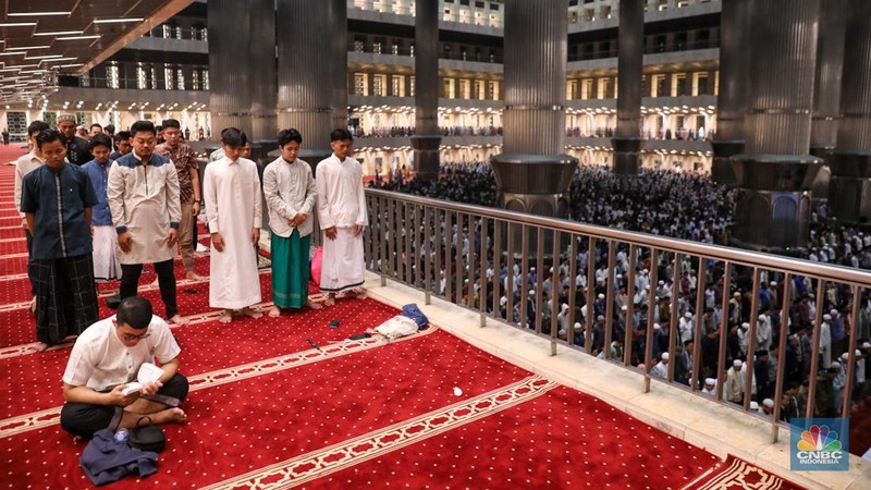 Umat muslim memadati ruang utama masjid Istiqlal di Jakarta, Rabu (3/4/2024) dini hari. (վ/Faisal Rahman)