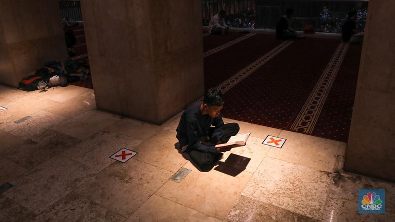 Umat muslim memadati ruang utama masjid Istiqlal di Jakarta, Rabu (3/4/2024) dini hari. (վ/Faisal Rahman)