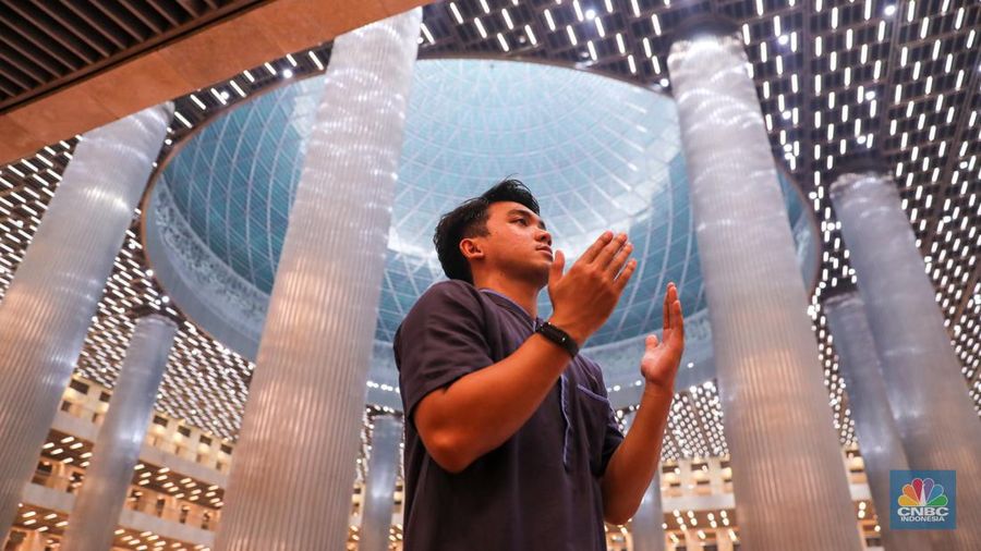 Umat muslim memadati ruang utama masjid Istiqlal di Jakarta, Rabu (3/4/2024) dini hari.