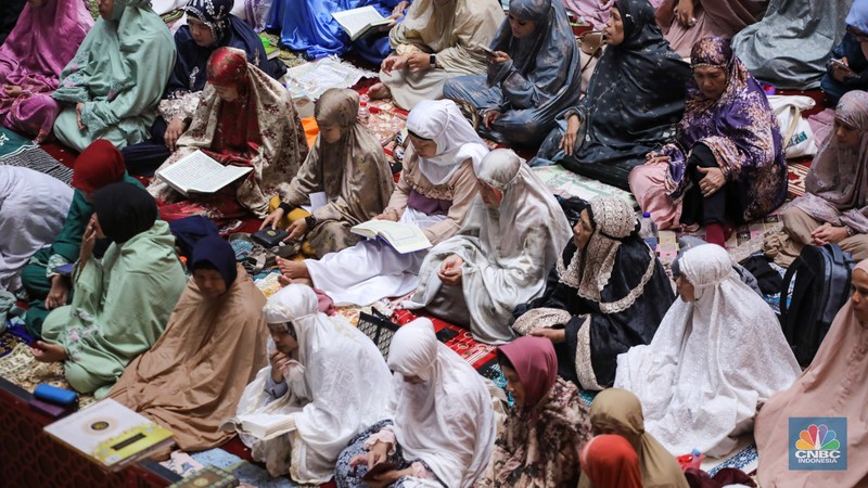 Umat muslim memadati ruang utama masjid Istiqlal di Jakarta, Rabu (3/4/2024) dini hari. Umat muslim memadati ruang utama masjid Istiqlal di Jakarta, Rabu (3/4/2024) dini hari. (²©²ÊÍøÕ¾/Faisal Rahman)