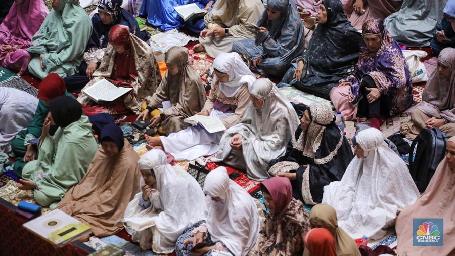 Umat muslim memadati ruang utama masjid Istiqlal di Jakarta, Rabu (3/4/2024) dini hari. (վ/Faisal Rahman)