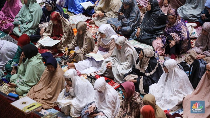Umat muslim memadati ruang utama masjid Istiqlal di Jakarta, Rabu (3/4/2024) dini hari. (վ/Faisal Rahman)