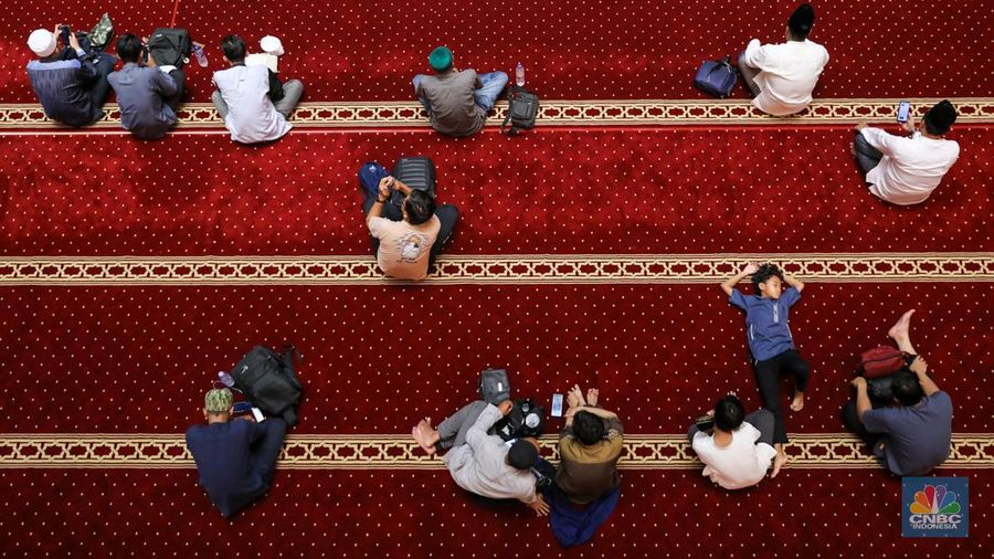 Umat muslim memadati ruang utama masjid Istiqlal di Jakarta, Rabu (3/4/2024) dini hari. (վ/Faisal Rahman)