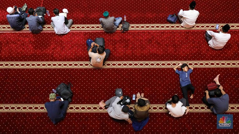 Umat muslim memadati ruang utama masjid Istiqlal di Jakarta, Rabu (3/4/2024) dini hari. (վ/Faisal Rahman)