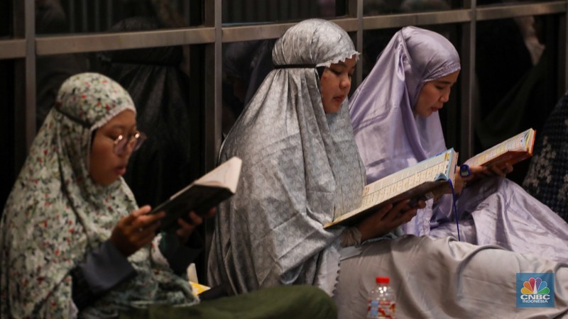 Umat muslim memadati ruang utama masjid Istiqlal di Jakarta, Rabu (3/4/2024) dini hari. Umat muslim memadati ruang utama masjid Istiqlal di Jakarta, Rabu (3/4/2024) dini hari. (²©²ÊÍøÕ¾/Faisal Rahman)
