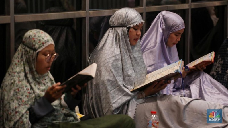 Umat muslim memadati ruang utama masjid Istiqlal di Jakarta, Rabu (3/4/2024) dini hari. (վ/Faisal Rahman)