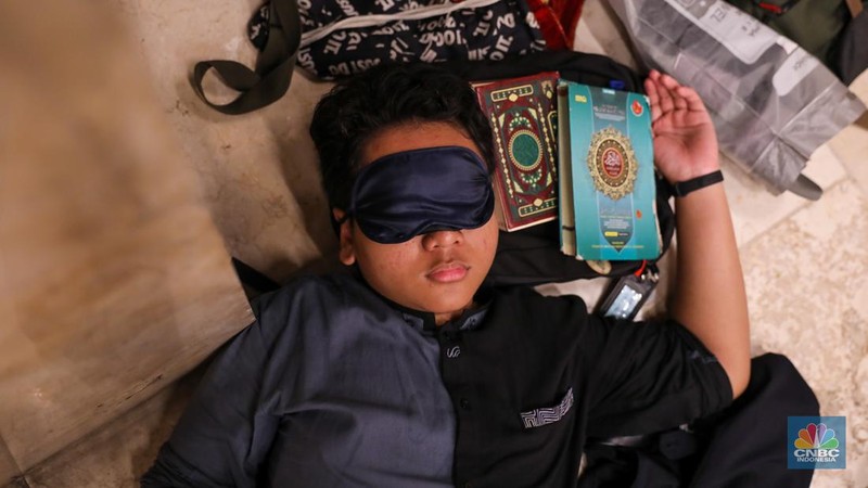 Umat muslim memadati ruang utama masjid Istiqlal di Jakarta, Rabu (3/4/2024) dini hari. (վ/Faisal Rahman)