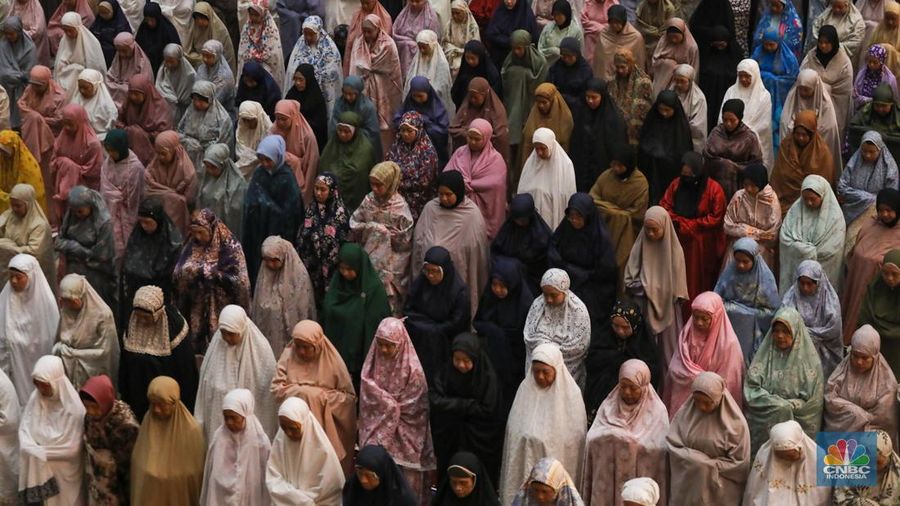 Umat muslim memadati ruang utama masjid Istiqlal di Jakarta, Rabu (3/4/2024) dini hari. (վ/Faisal Rahman)