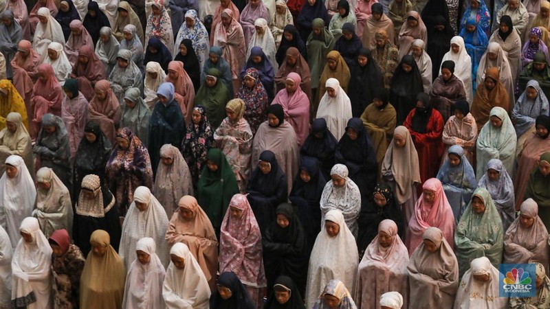 Umat muslim memadati ruang utama masjid Istiqlal di Jakarta, Rabu (3/4/2024) dini hari. (վ/Faisal Rahman)