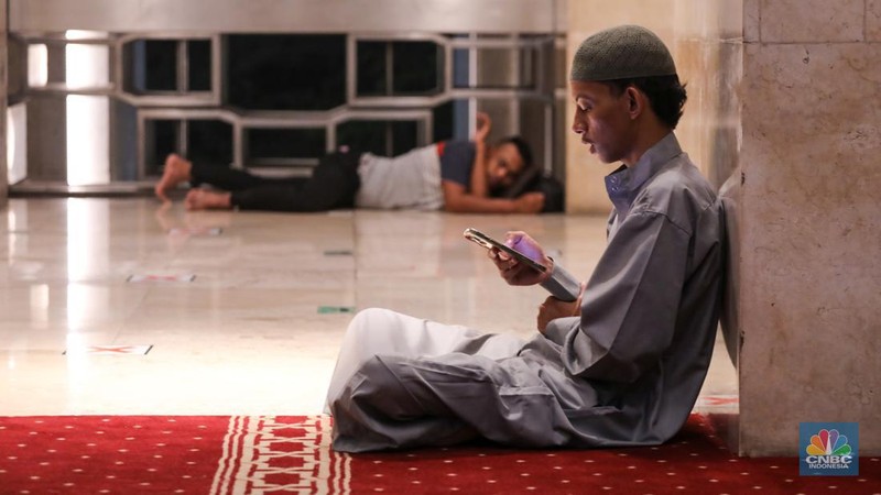 Umat muslim memadati ruang utama masjid Istiqlal di Jakarta, Rabu (3/4/2024) dini hari. (վ/Faisal Rahman)