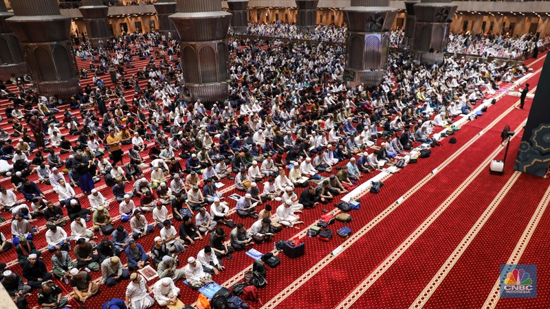 Umat muslim memadati ruang utama masjid Istiqlal di Jakarta, Rabu (3/4/2024) dini hari. (վ/Faisal Rahman)