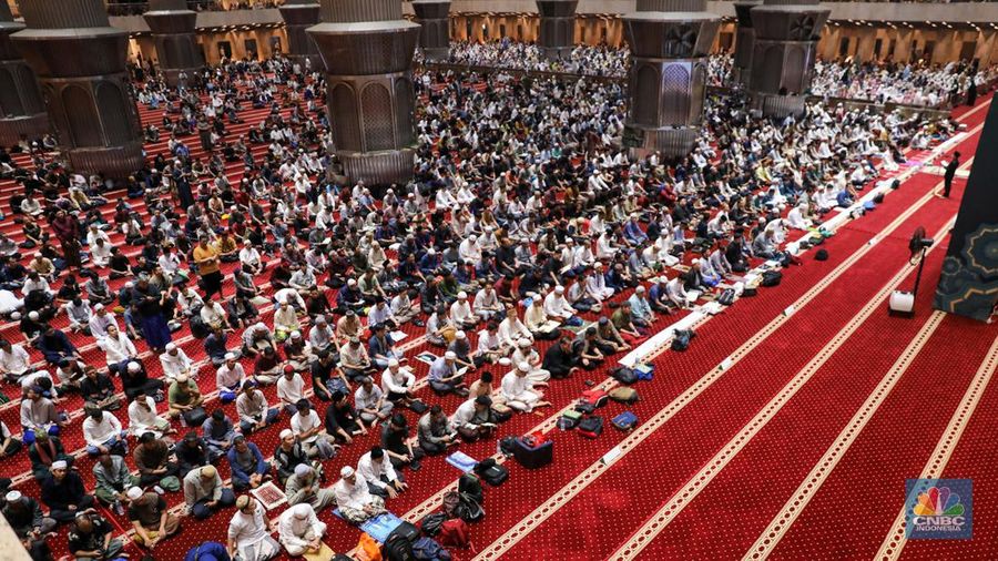 Umat muslim memadati ruang utama masjid Istiqlal di Jakarta, Rabu (3/4/2024) dini hari. (վ/Faisal Rahman)