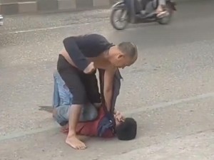 Viral Remaja Gangguan Mental Dianiaya di Bawah Stasiun LRT Palembang