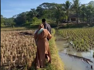 Viral Istri yang Rela Mengantar Suami Menikah Lagi, Ikut Pilih Mas Kawin