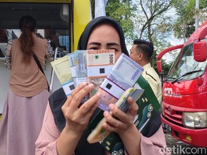 Warga Tukar Uang Baru di DPRD Sumsel, Ada Sukacita-Kecewa Tak Dapat Kuota
