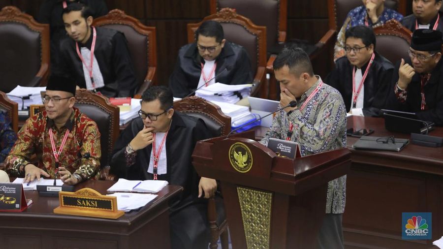 Yudistira Dwi Wardhana Asnar, Saksi Ahli Termohon dalam sidang lanjutan sengketa Perselisihan Hasil Pemilihan Umum (PHPU) 2024 di ruang sidang MK, Rabu (3/4/2024). (CNBC Indonesia/Muhammad Sabki)
