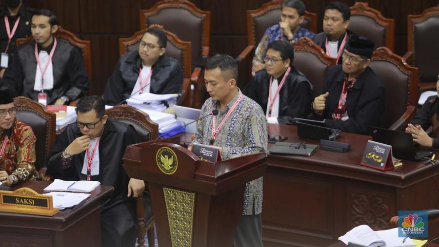 Yudistira Dwi Wardhana Asnar, Saksi Ahli Termohon dalam sidang lanjutan sengketa Perselisihan Hasil Pemilihan Umum (PHPU) 2024 di ruang sidang MK, Rabu (3/4/2024). (CNBC Indonesia/Muhammad Sabki)