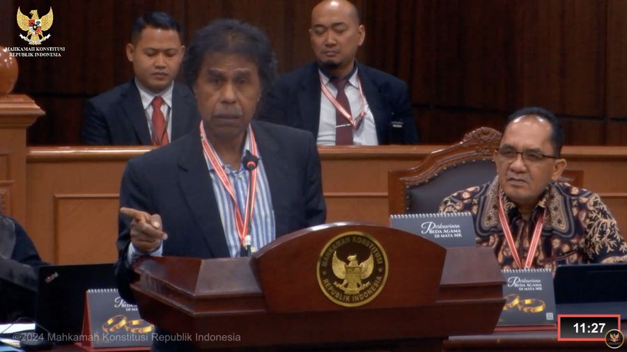 Ahli yang diajukan Prabowo-Gibran Margarito Kamis dalam sidang lanjutan kasus perselisihan hasil Pemilu Presiden & Wakil Presiden Tahun 2024 di Gedung Mahkamah Konstitusi pada Kamis (4/4/2024). (Tangkapan Layar Youtube Mahkamah Konstitusi RI)