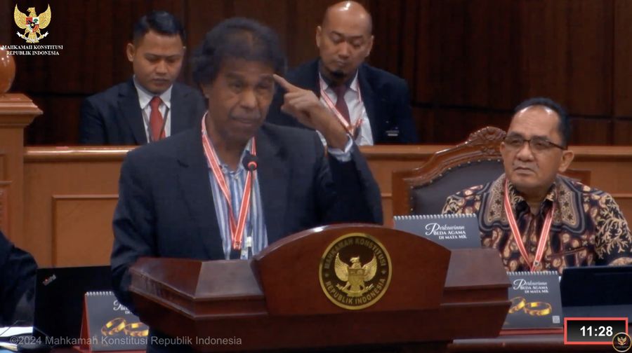 Ahli yang diajukan Prabowo-Gibran Margarito Kamis dalam sidang lanjutan kasus perselisihan hasil Pemilu Presiden & Wakil Presiden Tahun 2024 di Gedung Mahkamah Konstitusi pada Kamis (4/4/2024). (Tangkapan Layar Youtube Mahkamah Konstitusi RI)