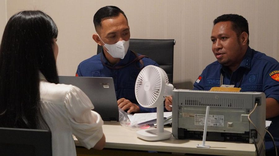 Aktris Sandra Dewi saat menjalani pemeriksaan sebagai saksi dalam kasus Izin Usaha Pertambangan (IUP) PT Timah Tbk di Kejaksaan Agung, Jakarta, Kamis (4/4/2024). (Dok: Kejagung)