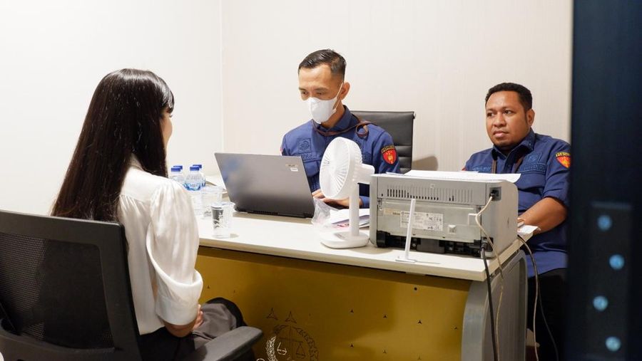Aktris Sandra Dewi saat menjalani pemeriksaan sebagai saksi dalam kasus Izin Usaha Pertambangan (IUP) PT Timah Tbk di Kejaksaan Agung, Jakarta, Kamis (4/4/2024). (Dok: Kejagung)