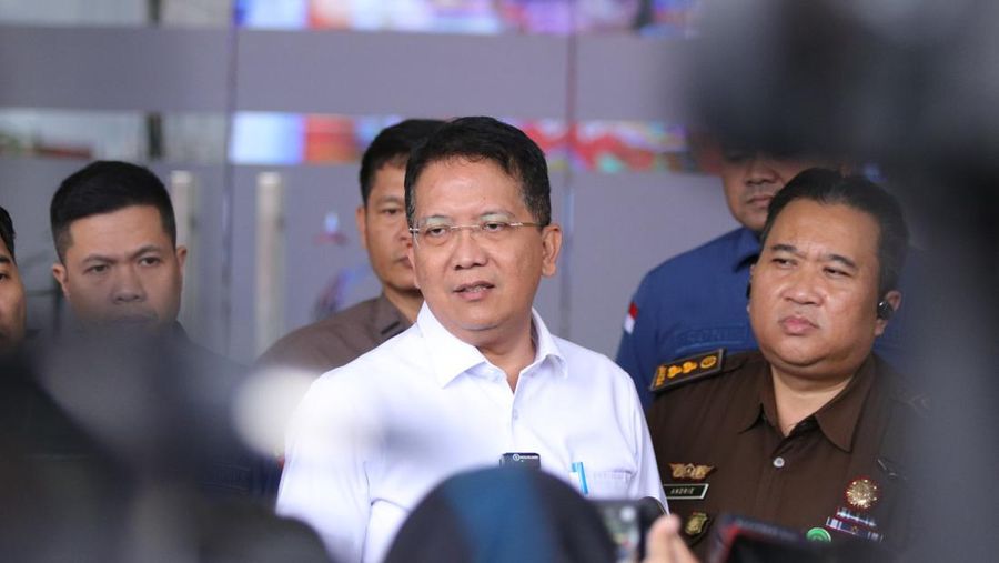 Direktur Penyidikan Jampidsus Kejagung, Kuntadi memberikan keterangan terkait pemanggilan aktris Sandra Dewi sebagai saksi dalam kasus IUP PT Timah di Kejaksaan Agung, Jakarta, Kamis (4/4/2024). (Dok: Kejagung)