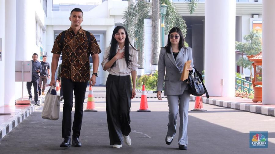 Aktris Sandra Dewi tiba di Kejaksaan Agung (Kejagung) RI, Jakarta, Kamis (4/4/2024). (վ/Faisal Rahman)