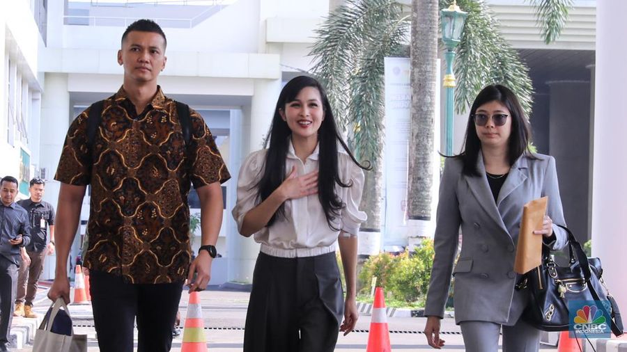 Aktris Sandra Dewi tiba di Kejaksaan Agung (Kejagung) RI, Jakarta, Kamis (4/4/2024). (CNBC Indonesia/Faisal Rahman)