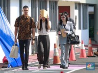 Tiba di Kejagung, Sandra Dewi Gunakan Baju Putih & Tebar Senyum