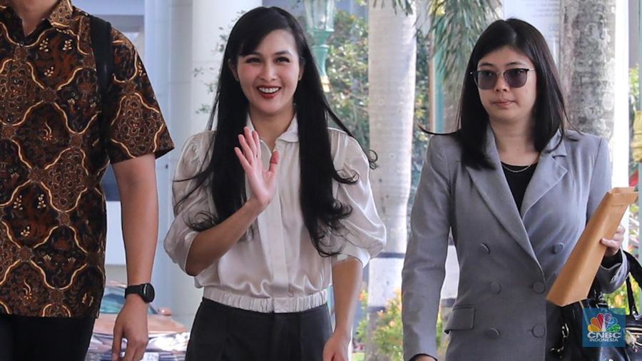 Aktris Sandra Dewi tiba di Kejaksaan Agung (Kejagung) RI, Jakarta, Kamis (4/4/2024). (CNBC Indonesia/Faisal Rahman)