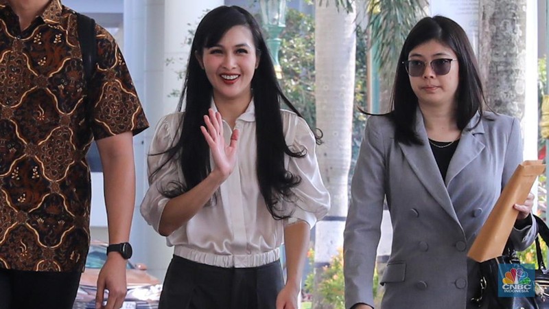 Aktris Sandra Dewi tiba di Kejaksaan Agung (Kejagung) RI, Jakarta, Kamis (4/4/2024). (CNBC Indonesia/Faisal Rahman)