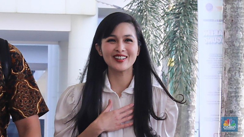 Aktris Sandra Dewi tiba di Kejaksaan Agung (Kejagung) RI, Jakarta, Kamis (4/4/2024). (CNBC Indonesia/Faisal Rahman)