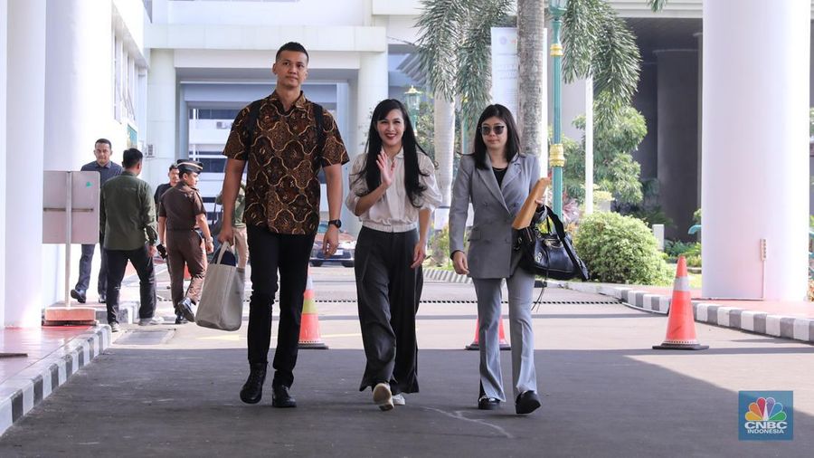 Aktris Sandra Dewi usai menjalani pemeriksaan sebagai saksi dalam kasus Izin Usaha Pertambangan (IUP) PT Timah Tbk di Kejaksaan Agung, Jakarta, Kamis (4/4/2024). (CNBC Indonesia/Faisal Rahman)