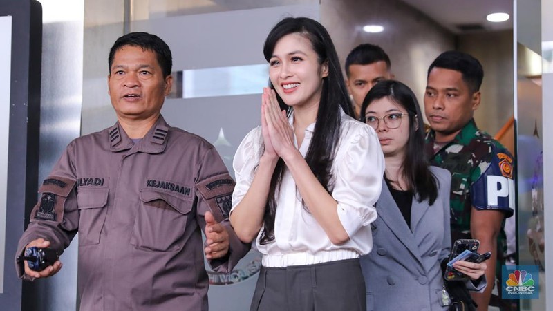 Aktris Sandra Dewi usai menjalani pemeriksaan sebagai saksi dalam kasus Izin Usaha Pertambangan (IUP) PT Timah Tbk di Kejaksaan Agung, Jakarta, Kamis (4/4/2024). (CNBC Indonesia/Faisal Rahman)