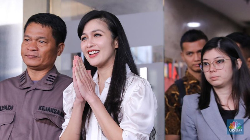 Aktris Sandra Dewi usai menjalani pemeriksaan sebagai saksi dalam kasus Izin Usaha Pertambangan (IUP) PT Timah Tbk di Kejaksaan Agung, Jakarta, Kamis (4/4/2024). (CNBC Indonesia/Faisal Rahman)