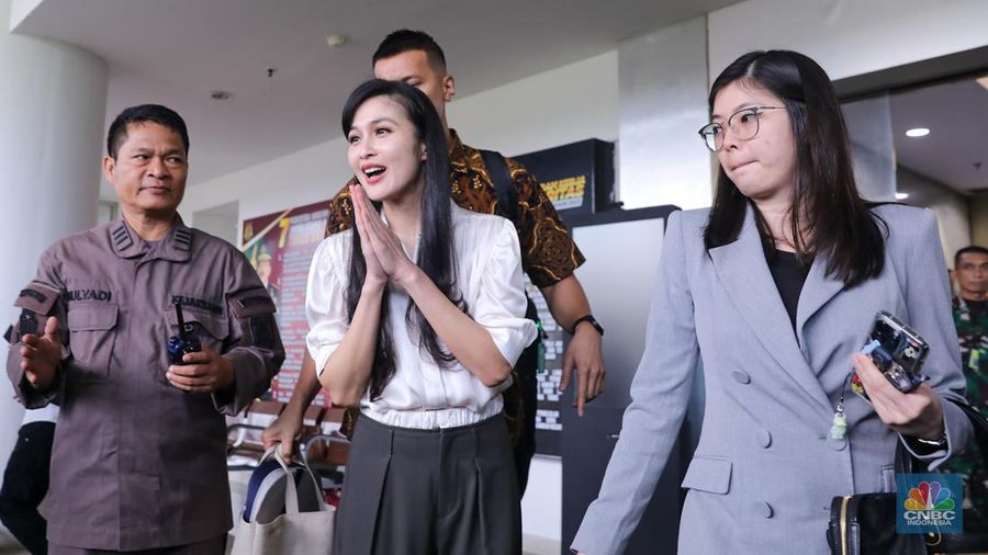 Aktris Sandra Dewi usai menjalani pemeriksaan sebagai saksi dalam kasus Izin Usaha Pertambangan (IUP) PT Timah Tbk di Kejaksaan Agung, Jakarta, Kamis (4/4/2024). (CNBC Indonesia/Faisal Rahman)