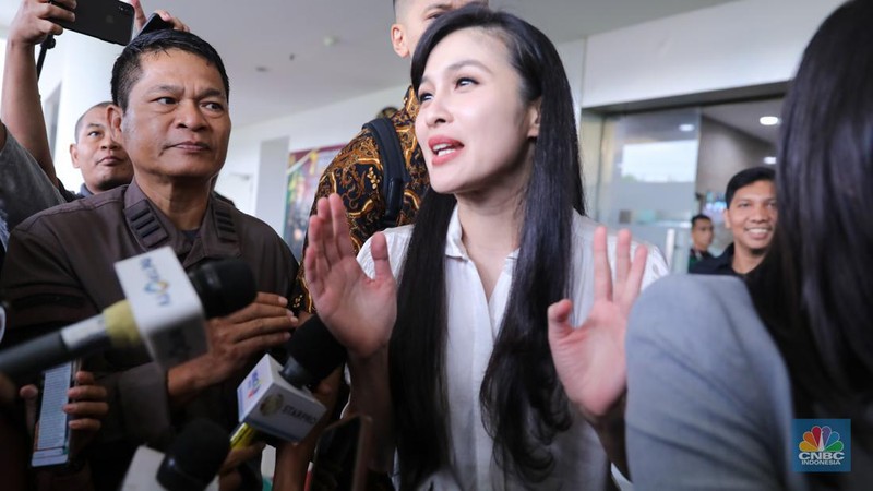 Aktris Sandra Dewi saat menjalani pemeriksaan sebagai saksi dalam kasus Izin Usaha Pertambangan (IUP) PT Timah Tbk di Kejaksaan Agung, Jakarta, Kamis (4/4/2024). (Dok: Kejagung)