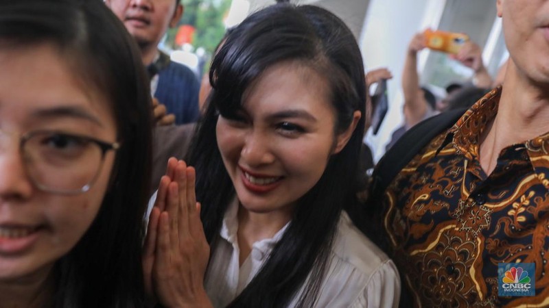 Aktris Sandra Dewi usai menjalani pemeriksaan sebagai saksi dalam kasus Izin Usaha Pertambangan (IUP) PT Timah Tbk di Kejaksaan Agung, Jakarta, Kamis (4/4/2024). (CNBC Indonesia/Faisal Rahman)