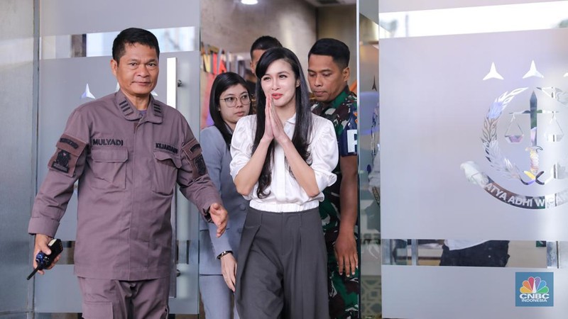 Aktris Sandra Dewi saat menjalani pemeriksaan sebagai saksi dalam kasus Izin Usaha Pertambangan (IUP) PT Timah Tbk di Kejaksaan Agung, Jakarta, Kamis (4/4/2024). (Dok: Kejagung)