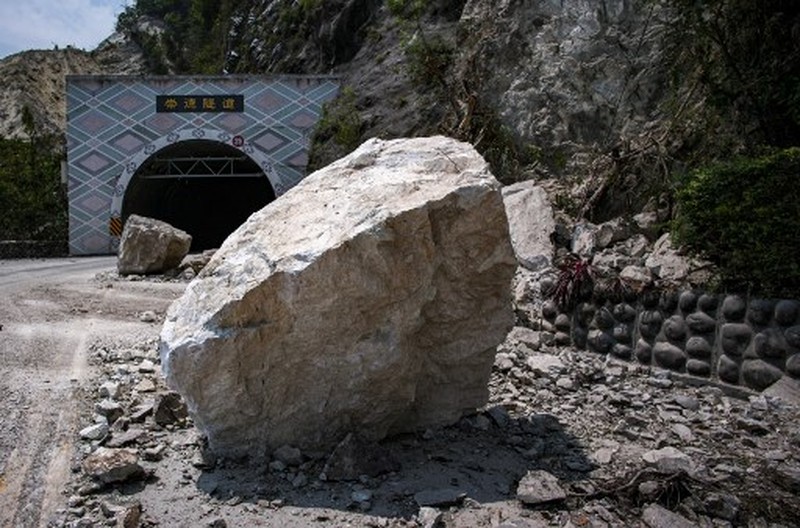 Pemandangan kawasan pasca longsor akibat gempa, di Hualien, Taiwan, 4 April 2024. (REUTERS/Tyrone Siu)