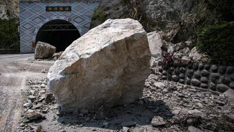 Pemandangan kawasan pasca longsor akibat gempa, di Hualien, Taiwan, 4 April 2024. (REUTERS/Tyrone Siu)