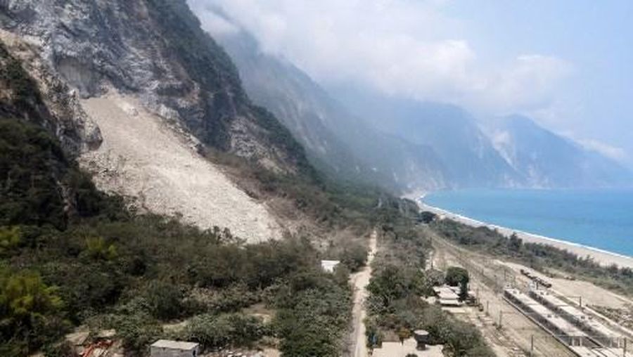 Bebatuan berjatuhan di depan terowongan Chongte setelah gempa bumi di Hualien pada 4 April 2024. (Photo by Yan ZHAO / AFP)