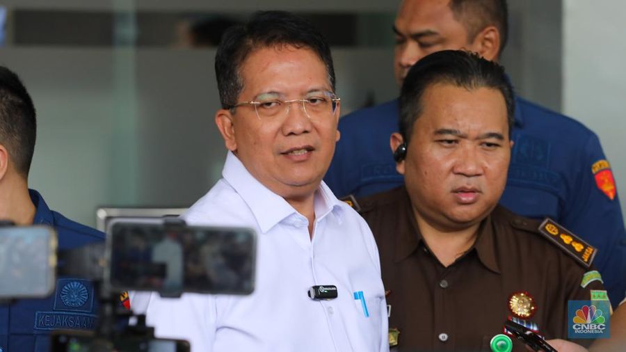 Direktur Penyidikan Jampidsus Kejagung, Kuntadi memberikan keterangan terkait pemanggilan aktris Sandra Dewi sebagai saksi dalam kasus IUP PT Timah di Kejaksaan Agung, Jakarta, Kamis (4/4/2024). (CNBC Indonesia/Faisal Rahman)