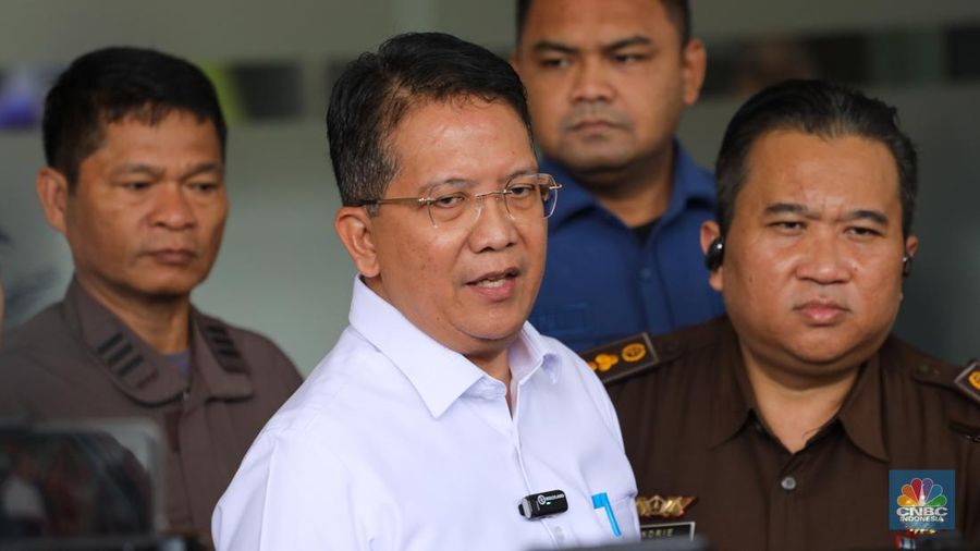 Direktur Penyidikan Jampidsus Kejagung, Kuntadi memberikan keterangan terkait pemanggilan aktris Sandra Dewi sebagai saksi dalam kasus IUP PT Timah di Kejaksaan Agung, Jakarta, Kamis (4/4/2024). (CNBC Indonesia/Faisal Rahman)